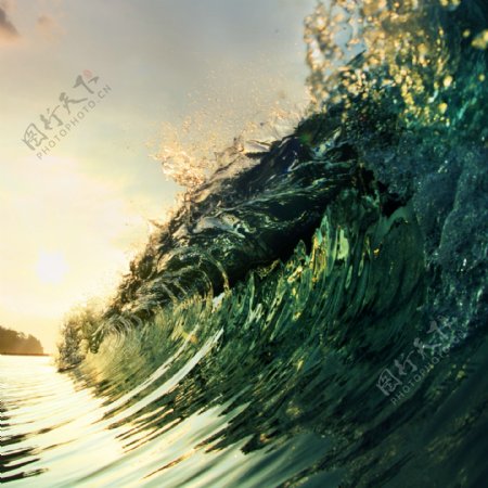 阳光下蓝色的海浪图片