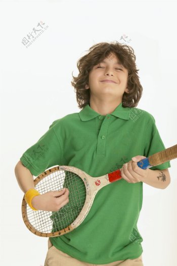 拿着网球拍的男孩图片