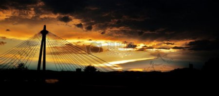 夕阳下的悬挂桥