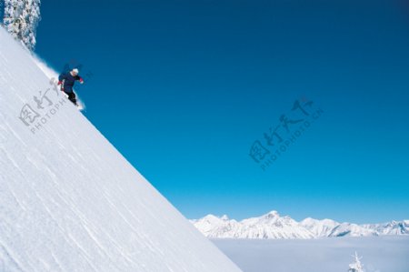 快速下滑的滑雪运动员图片