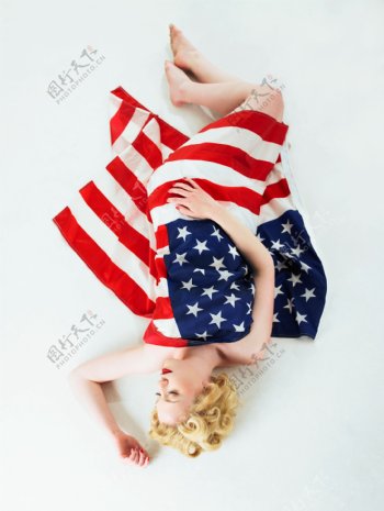 躺着性感美女披着美国国旗睡觉图片图片