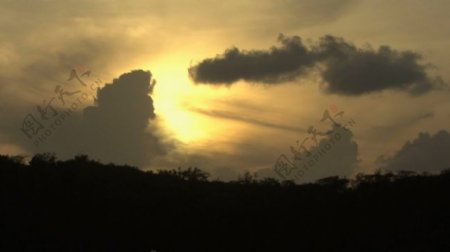 唯美日落逆光摄影树木黑影云层遮罩阳光自然景色高清视频实拍