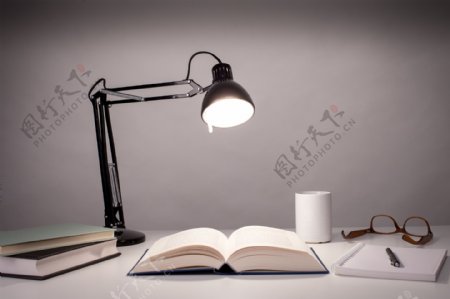 书桌上的书籍与台灯图片