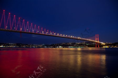 江面上的大桥夜景
