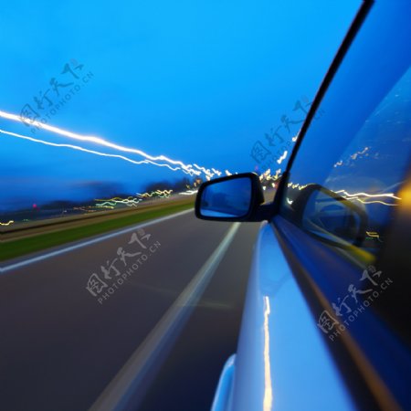 高速行驶的轿车图片
