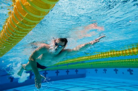 游泳的男子运动员图片