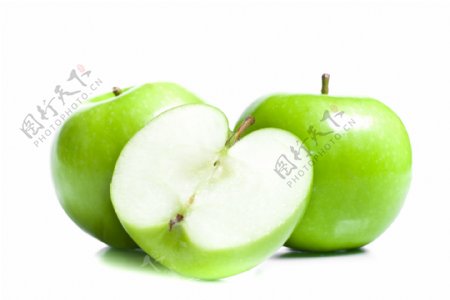 两个半绿色苹果特写图片