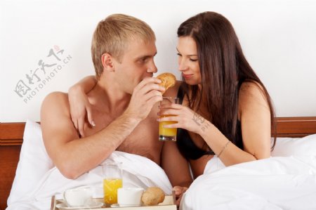 吃早饭的情侣图片