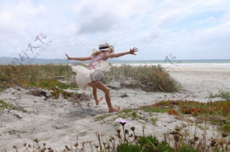 自然海滩女孩跳跃花欢乐跳跃生活幸福