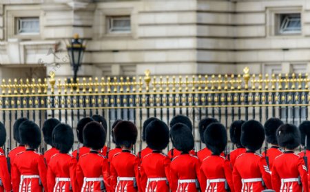 伦敦栅栏前成排的士兵