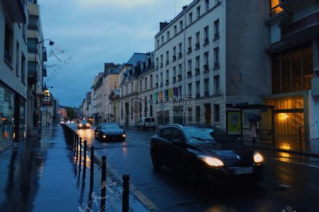 光城市法国夜晚巴黎街道天气汽车建筑雨手机电话黄昏电影