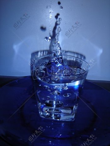 玻璃杯里喷溅的水