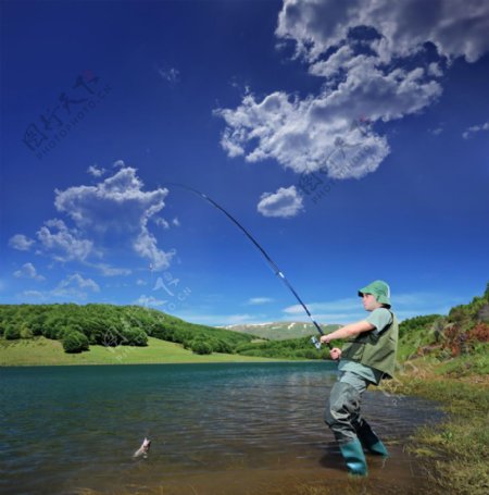 开心钓鱼的男人图片