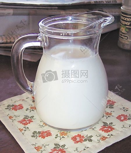 冷水壶里的牛奶