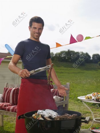 正在烧烤美食的外国男人图片