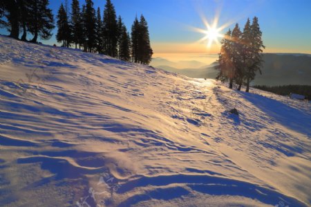 日落里的雪山图片