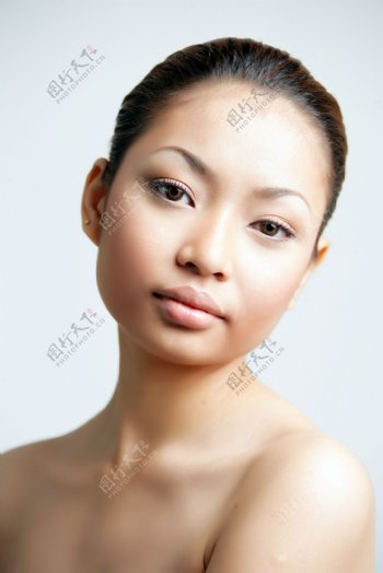健康美白的女性面部图片