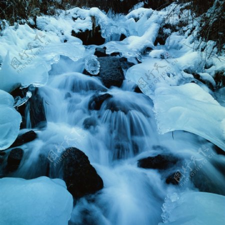流淌的小溪上的冰冻图片
