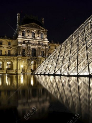 法国地标夜晚巴黎晚上历史反思金字塔纪念碑博物馆展览卢浮宫