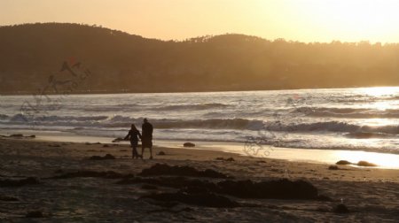 夫妇走在海滩的日落股票视频视频免费下载