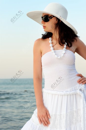 穿白裙的性感美女图片