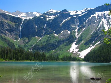 雪山湖泊风景图片