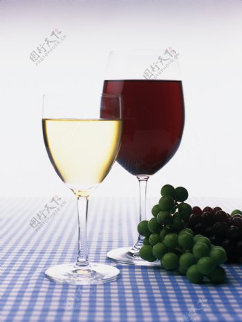 餐桌上的洋酒与葡萄写真图片