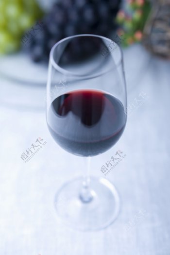 餐桌上的红酒特写图片