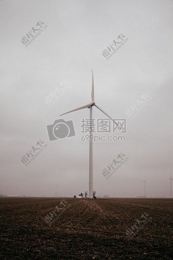 白电风力发电机组在白色的天空白天