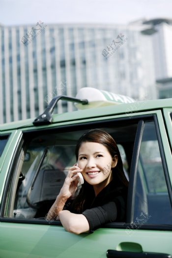 乘出租车的商务美女图片