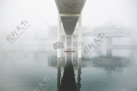 在水雾中漆成白色的桥