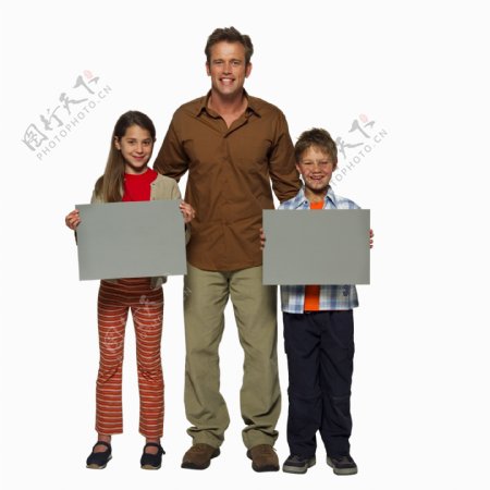 父亲与拿广告牌的孩子图片