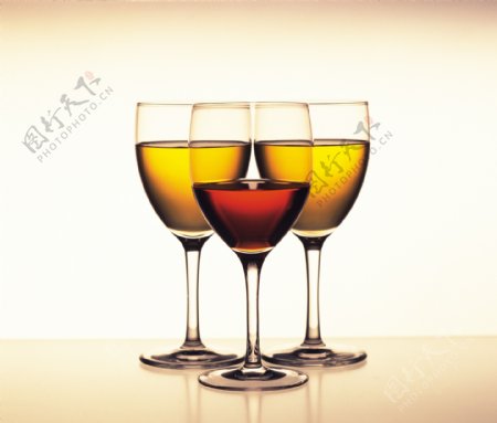 三杯葡萄酒图片