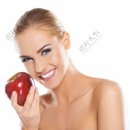 手拿红苹果的美女图片