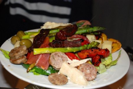 餐盘里的蔬菜和肉类