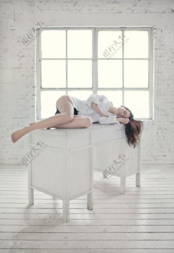 睡在箱子上的性感女人图片