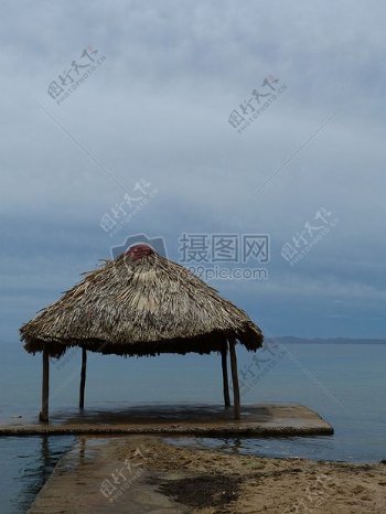 自然沙滩海洋小屋棕榈树屋顶