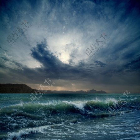 乌云下的海浪图片