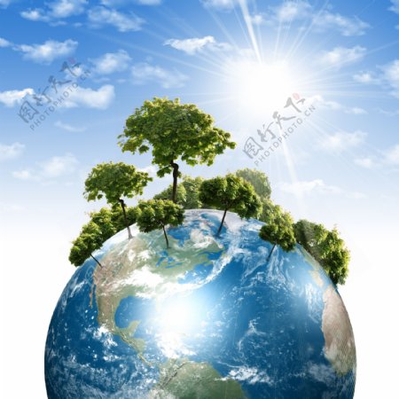 阳光下的地球与绿树