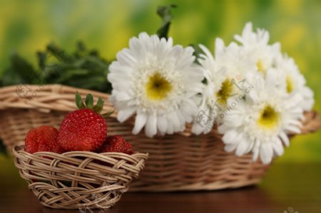 篮子里的菊花与草莓图片