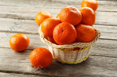 水果篮里的橘子图片