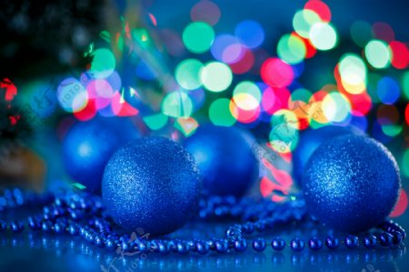 蓝色圣诞球与光斑图片