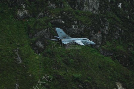 白喷气战斗机上顶绿山的