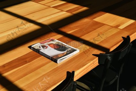 阳光杂志桌子椅子