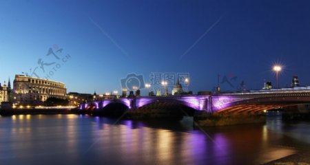 桥旁晚间在河和城市之光