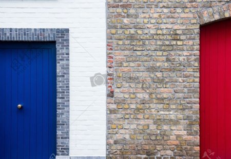 白天砖砌墙红色和蓝色画皮门之间