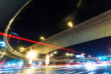 城市的道路和立交桥夜景图片