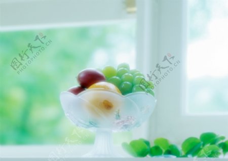 窗台上的水果图片