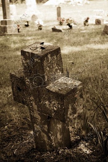 古老的坟墓边的十字架