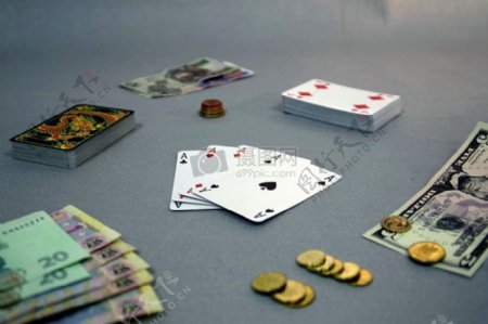 桌上的扑克和硬币